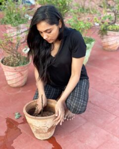 Smruthi Venkat Instagram - #worldenvironmentday 
As today is world environment day I did my part by planting a rose plant🌱 
I have always loved gardening and I have around 60 plants in my terrace garden!Now adding this plant to my garden 🌹
Make world a greener and a better place ✨🌿