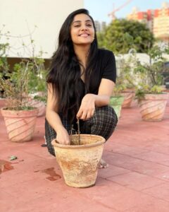 Smruthi Venkat Instagram - #worldenvironmentday 
As today is world environment day I did my part by planting a rose plant🌱 
I have always loved gardening and I have around 60 plants in my terrace garden!Now adding this plant to my garden 🌹
Make world a greener and a better place ✨🌿