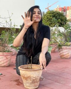 Smruthi Venkat Instagram - #worldenvironmentday As today is world environment day I did my part by planting a rose plant🌱 I have always loved gardening and I have around 60 plants in my terrace garden!Now adding this plant to my garden 🌹 Make world a greener and a better place ✨🌿