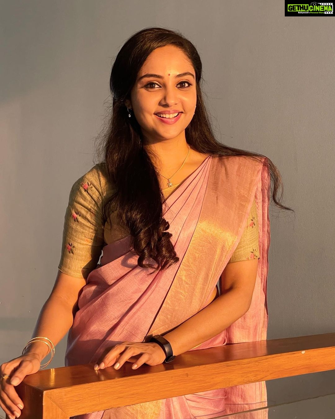 Smruthi Venkat Instagram - Good morning ✨ Styled by @preethi_nedumaran_official