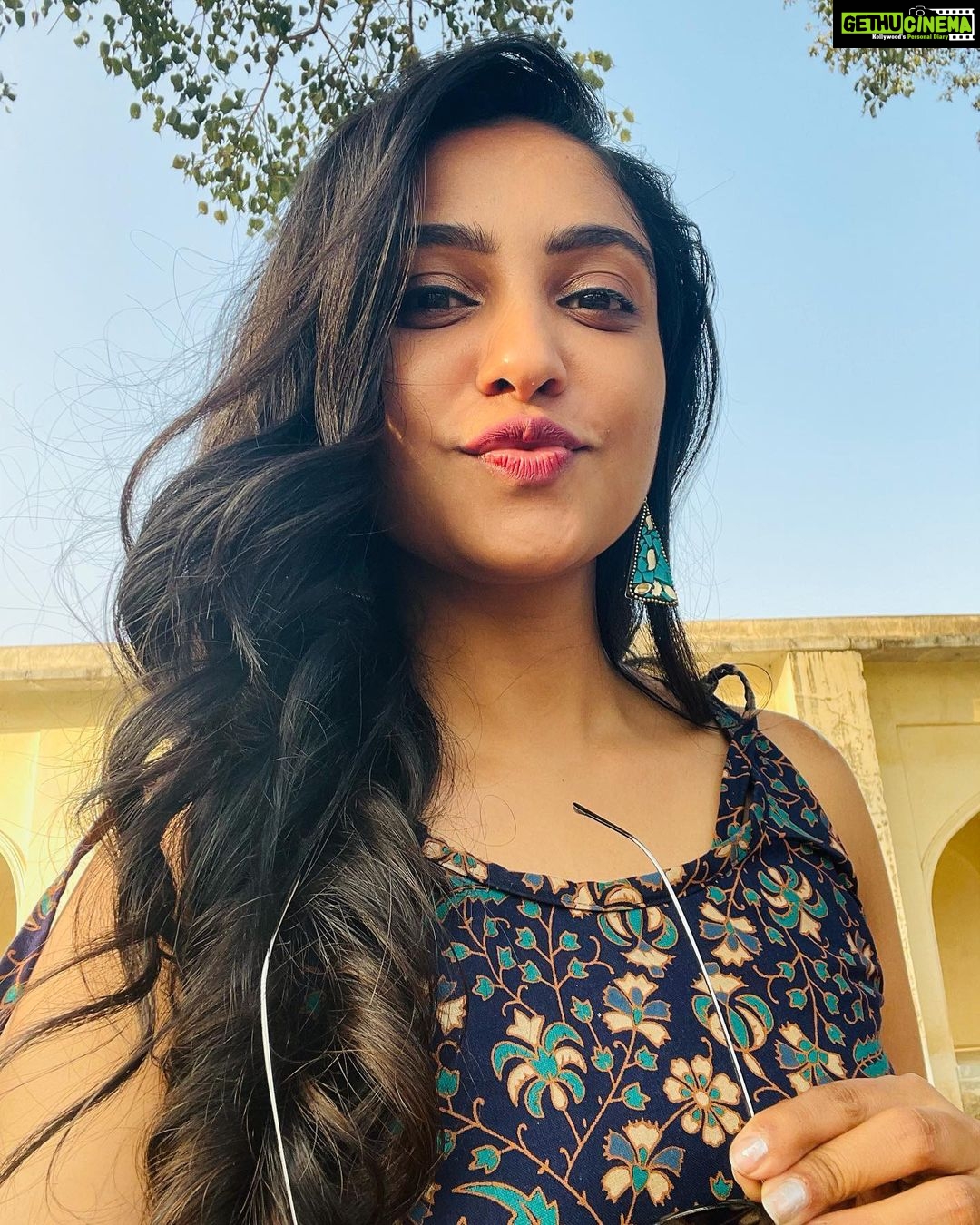 Smruthi Venkat Instagram - Happy Saturday ✨😻