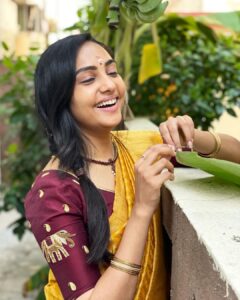 Smruthi Venkat Instagram - Good evening guys ✨ #candid #candidsmile #sareeday #saree #smiles