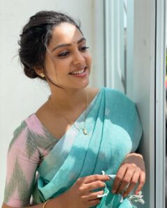 Smruthi Venkat Instagram - Good morning ✨
Have a happy Saturday 😇