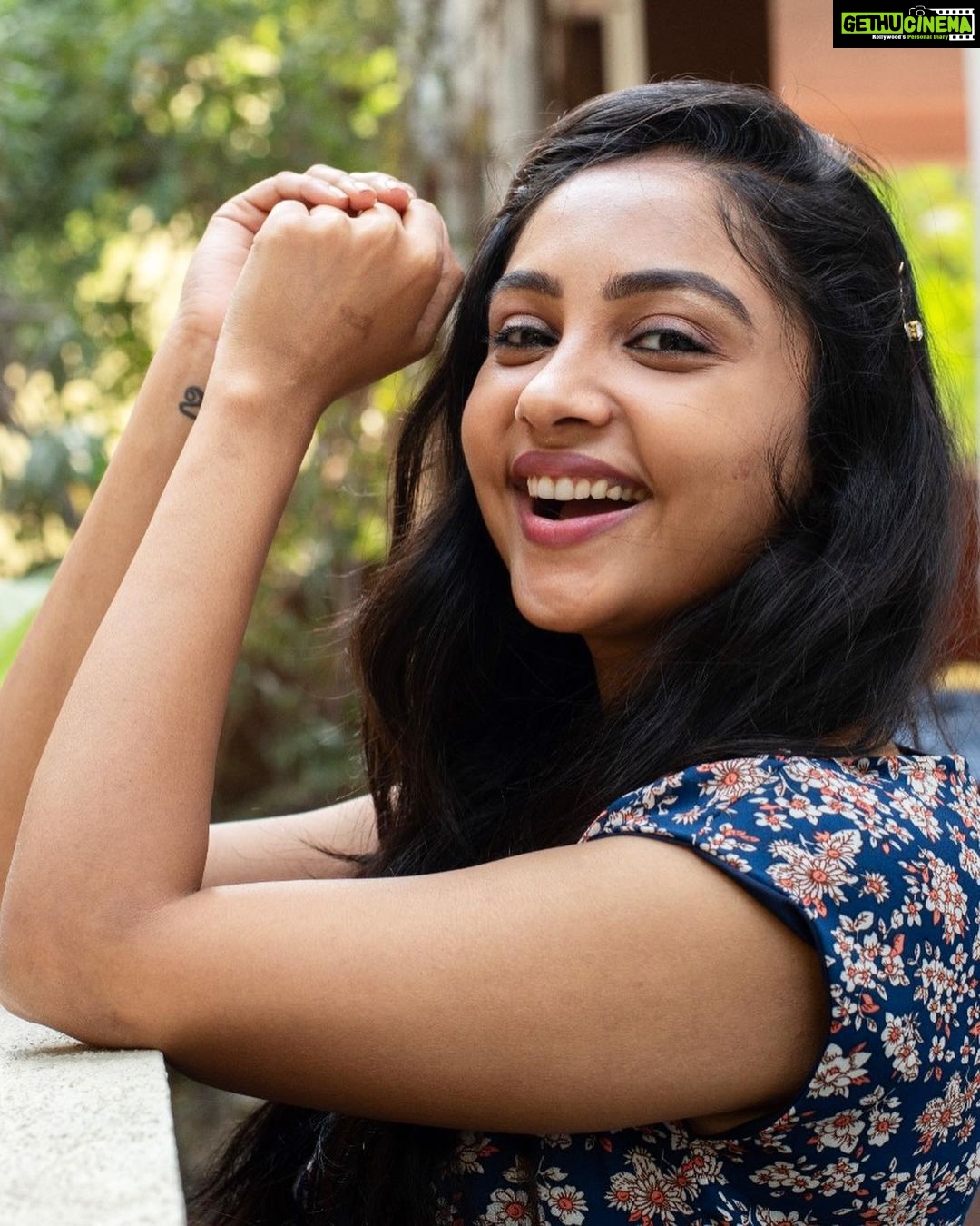 Smruthi Venkat Instagram - Good evening guys ✨ Been long since I posted!! how are you guys 😊 #happyevening ✨ PC @mithunksairam
