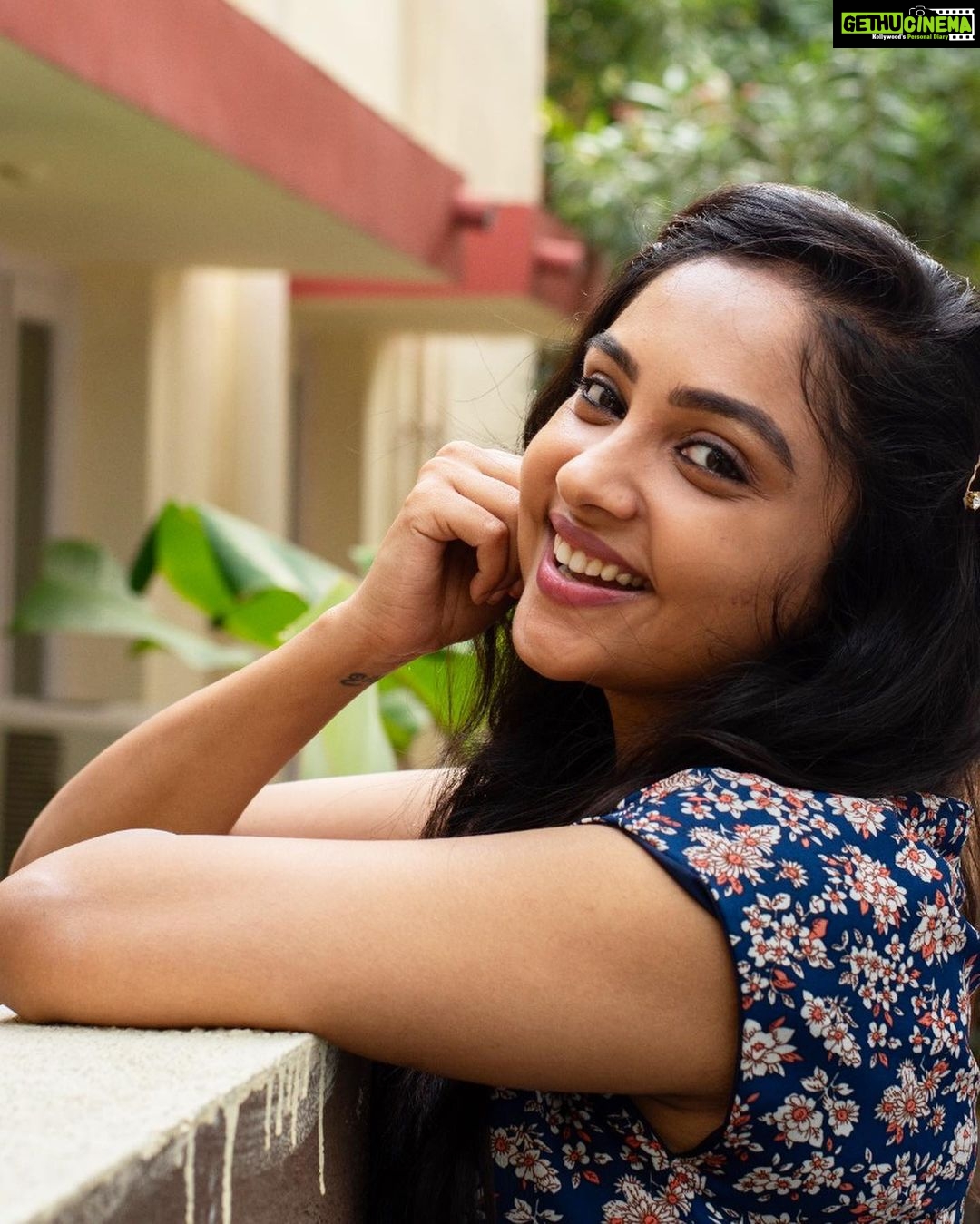 Smruthi Venkat Instagram - Good evening guys ✨ Been long since I posted!! how are you guys 😊 #happyevening ✨ PC @mithunksairam