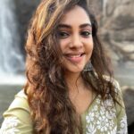 Smruthi Venkat Instagram - Good evening guys ✨ #selfie #nature #smile #naturelover #lovemywork 💛 Athirapally, Kerala