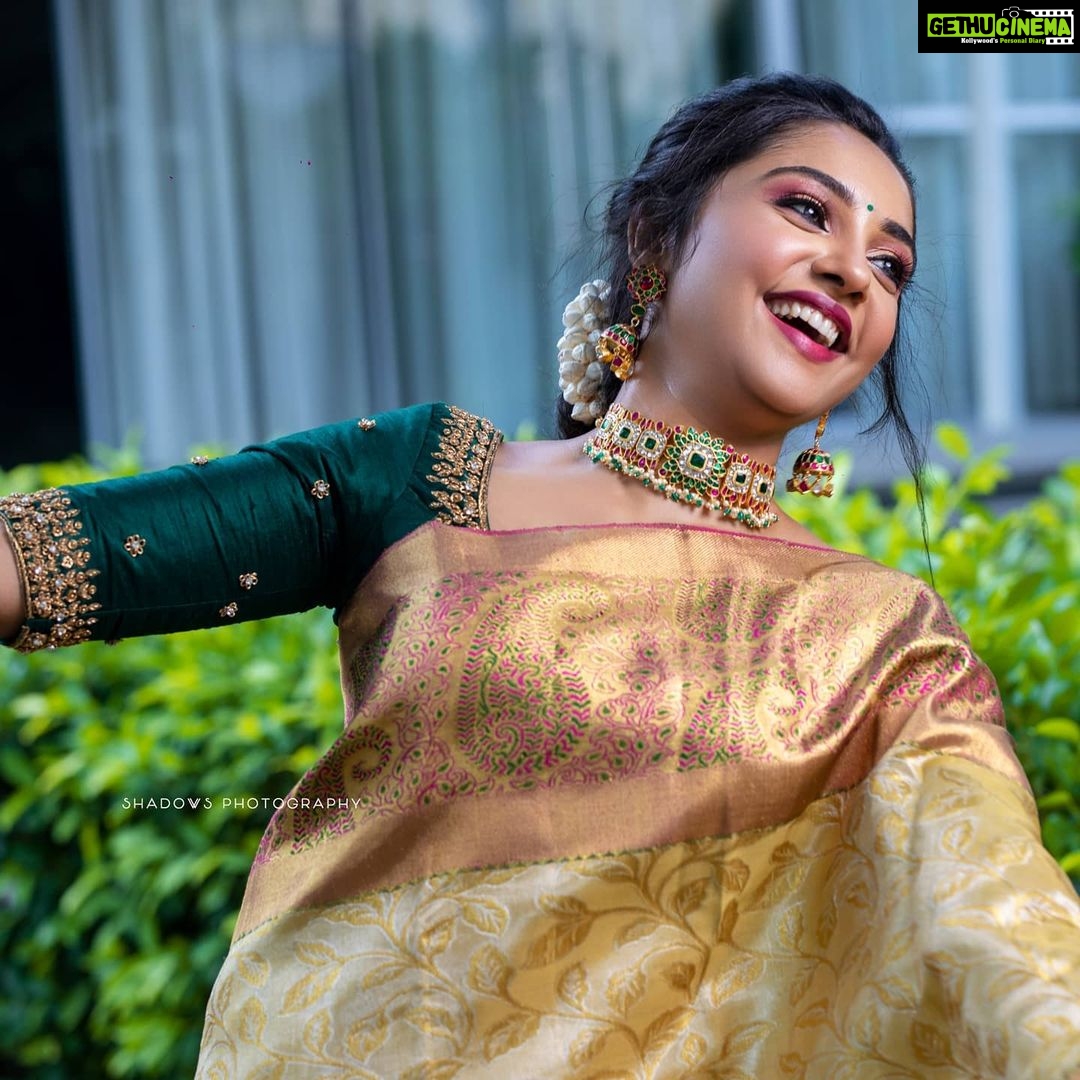 Smruthi Venkat Instagram - அனைவருக்கும் இனிய பொங்கல் நல்வாழ்த்துக்கள் ✨ Saree @shadhan_creations Pc @shadowsphotographyy Mua @lakshmiajay_makeupartistry Hair @durga_hair_stylist