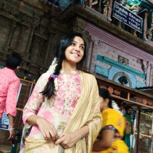 Smruthi Venkat Instagram - Ending the day and starting the year in Meenakshi Amman temple. Favorite 🙏🏻
Wishing success, peace and positivity this year ✨
Happy happy 2021💖  #goodvibesonly ✨