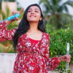 Smruthi Venkat Instagram - Bursting bubbles ✨ Never forget the kid in you! Sunday well spent 🥰😋 Hope all of you had a great Sunday ☺️ Good night ✨ Pc @mithunksairam