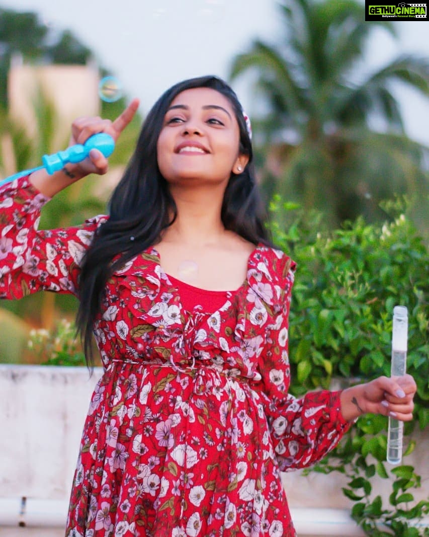Smruthi Venkat Instagram - Bursting bubbles ✨ Never forget the kid in you! Sunday well spent 🥰😋 Hope all of you had a great Sunday ☺️ Good night ✨ Pc @mithunksairam