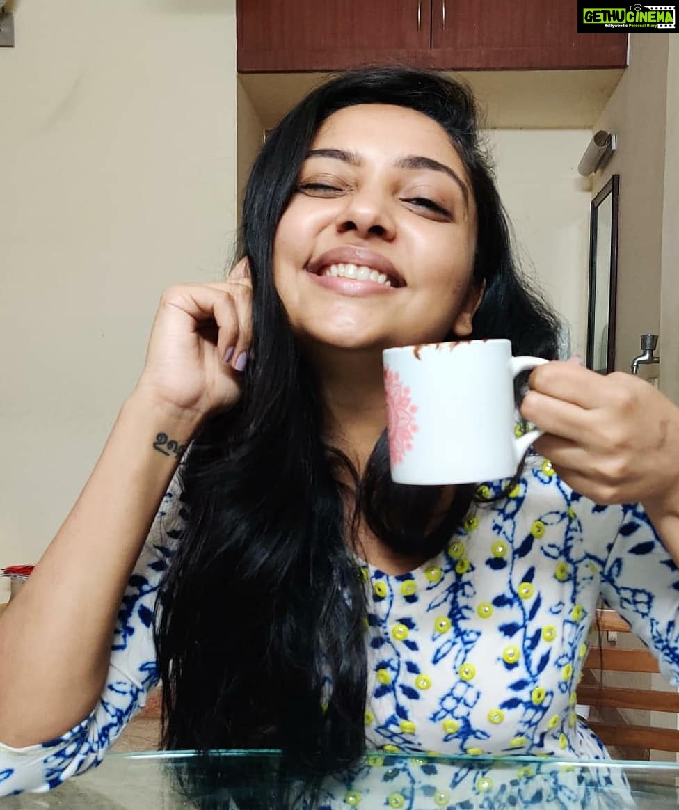 Smruthi Venkat Instagram - Sunday night and I was super bored. Wanted to eat a cake so thought I will make it myself. Tried making a mug cake and it actually came out pretty well 😋 Swipe right to see timelapse 😋 Good night ✨ Thanks @sowmyavenkat88 for taking video and pics 😋😋