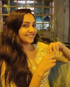 Smruthi Venkat Instagram - #yellowlight #saturdaynight #saturdaydinner 
Good night ✨