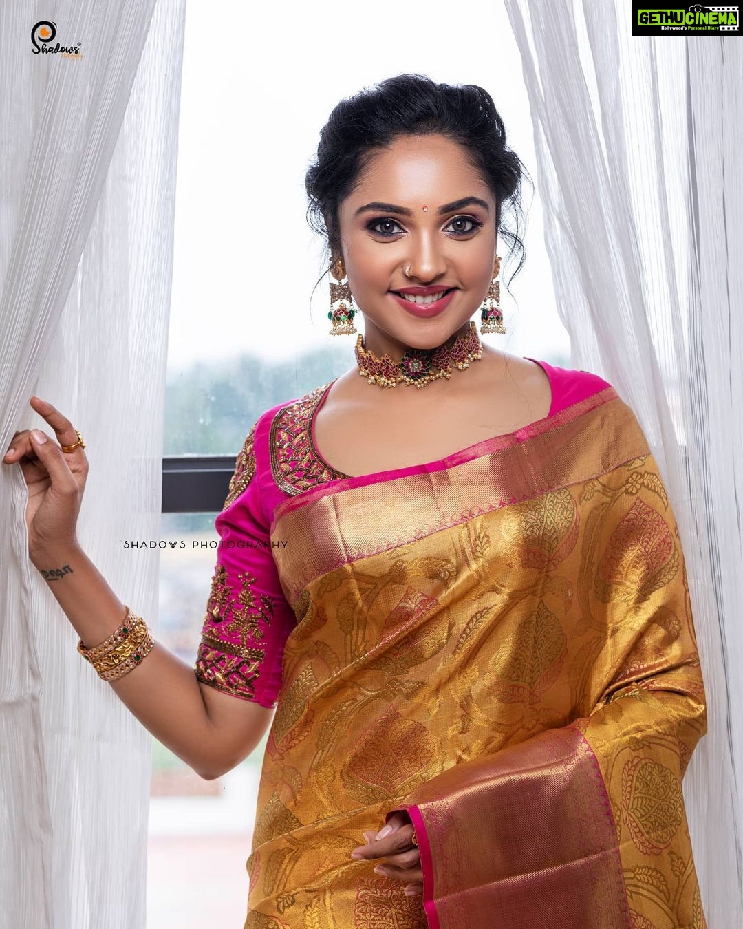 Smruthi Venkat Instagram - #saree ✨ Luxury bridal silk saree is from @shadhan_creations, fourth-gen authentic Arni silk saree makers! They are one among the very few wholesale suppliers and hence you can find unbelievable prices for quality products! Check it out now! __________________ Saree: @shadhan_creations Blouse: @ishithaa_design_house DOP: @shadowsphotographyy Mua: @lakshmiajay_makeupartistry Hairdo: @durga_hair_stylist Drape: @thesareedrapistchennai