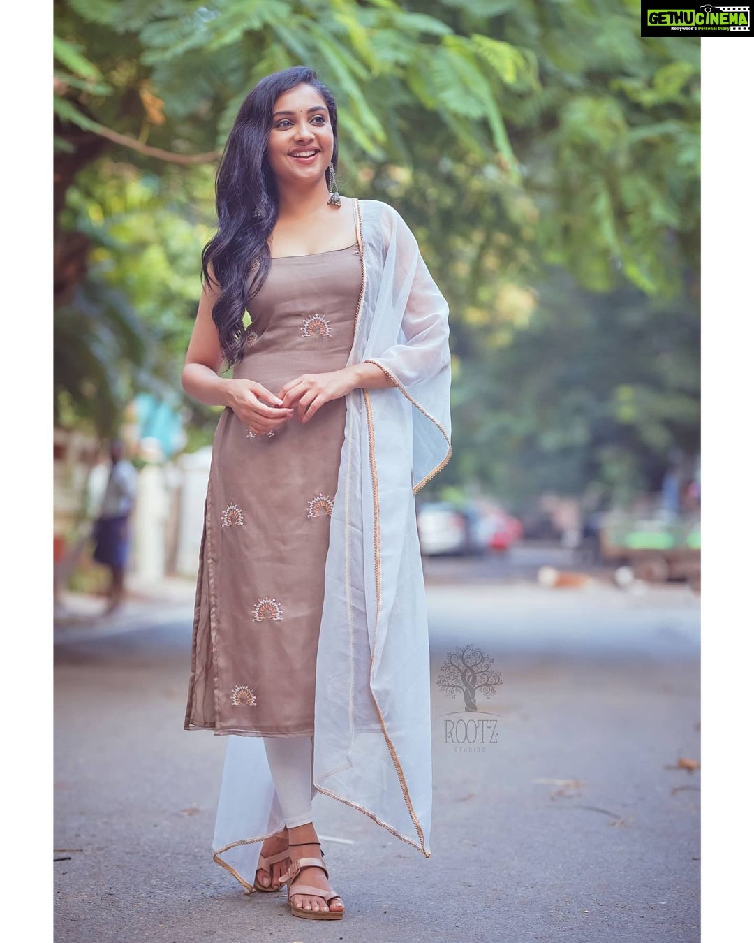 Smruthi Venkat Instagram - #casual ✨ Wardrobe @yoshnasbyela H&m @makeupandhairbyrehana Photography @rootzstudios