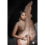 Smruthi Venkat Instagram - MUAH: @makeupandhairbyrehana #dehairandmakeuplounge Coordinated by : @makeoverbyimti Captured by : @jeevan_wedding_arts Wearing : @anjushankarofficial Jewellery : @rimliboutique Flowers : @efflorescence_bridal_flowers Location : @jwa_babies