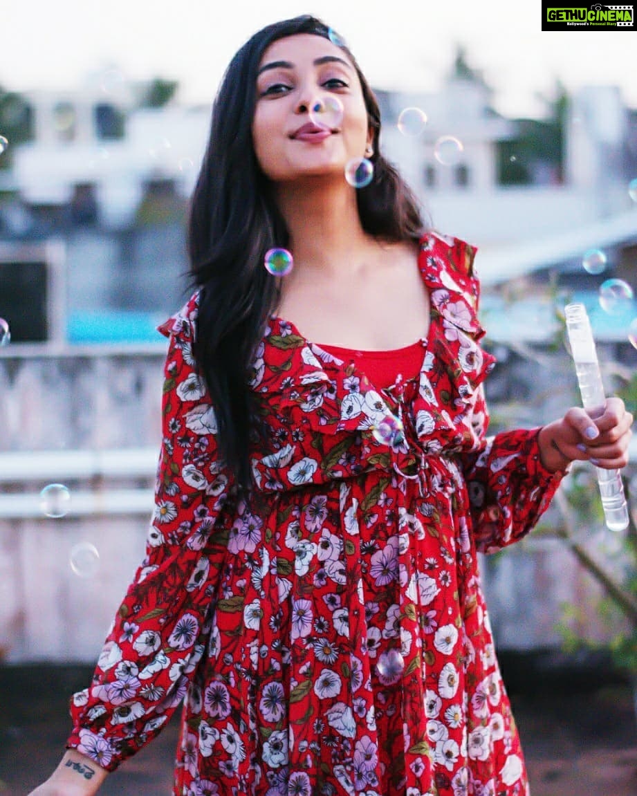Smruthi Venkat Instagram - Bursting bubbles ✨ Never forget the kid in you! Sunday well spent 🥰😋 Hope all of you had a great Sunday ☺️ Good night ✨ Pc @mithunksairam