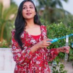 Smruthi Venkat Instagram - Bursting bubbles ✨ Never forget the kid in you! Sunday well spent 🥰😋 Hope all of you had a great Sunday ☺️ Good night ✨ Pc @mithunksairam