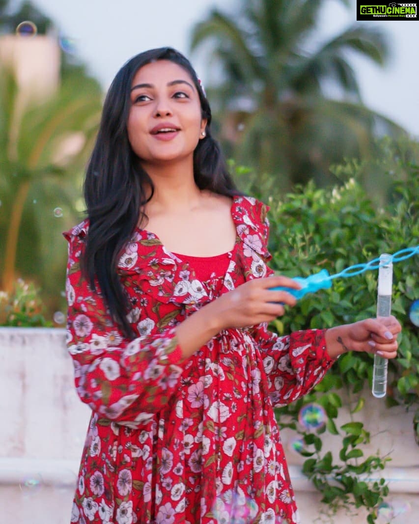 Smruthi Venkat Instagram - Bursting bubbles ✨ Never forget the kid in you! Sunday well spent 🥰😋 Hope all of you had a great Sunday ☺️ Good night ✨ Pc @mithunksairam