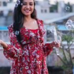 Smruthi Venkat Instagram – Bursting bubbles ✨ Never forget the kid in you!
Sunday well spent 🥰😋
Hope all of you had a great Sunday ☺️
Good night ✨
Pc @mithunksairam