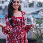 Smruthi Venkat Instagram - Bursting bubbles ✨ Never forget the kid in you! Sunday well spent 🥰😋 Hope all of you had a great Sunday ☺️ Good night ✨ Pc @mithunksairam