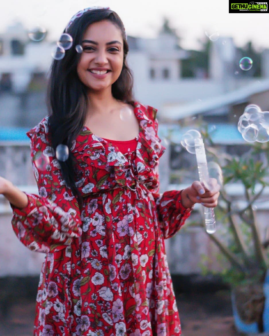 Smruthi Venkat Instagram - Bursting bubbles ✨ Never forget the kid in you! Sunday well spent 🥰😋 Hope all of you had a great Sunday ☺️ Good night ✨ Pc @mithunksairam