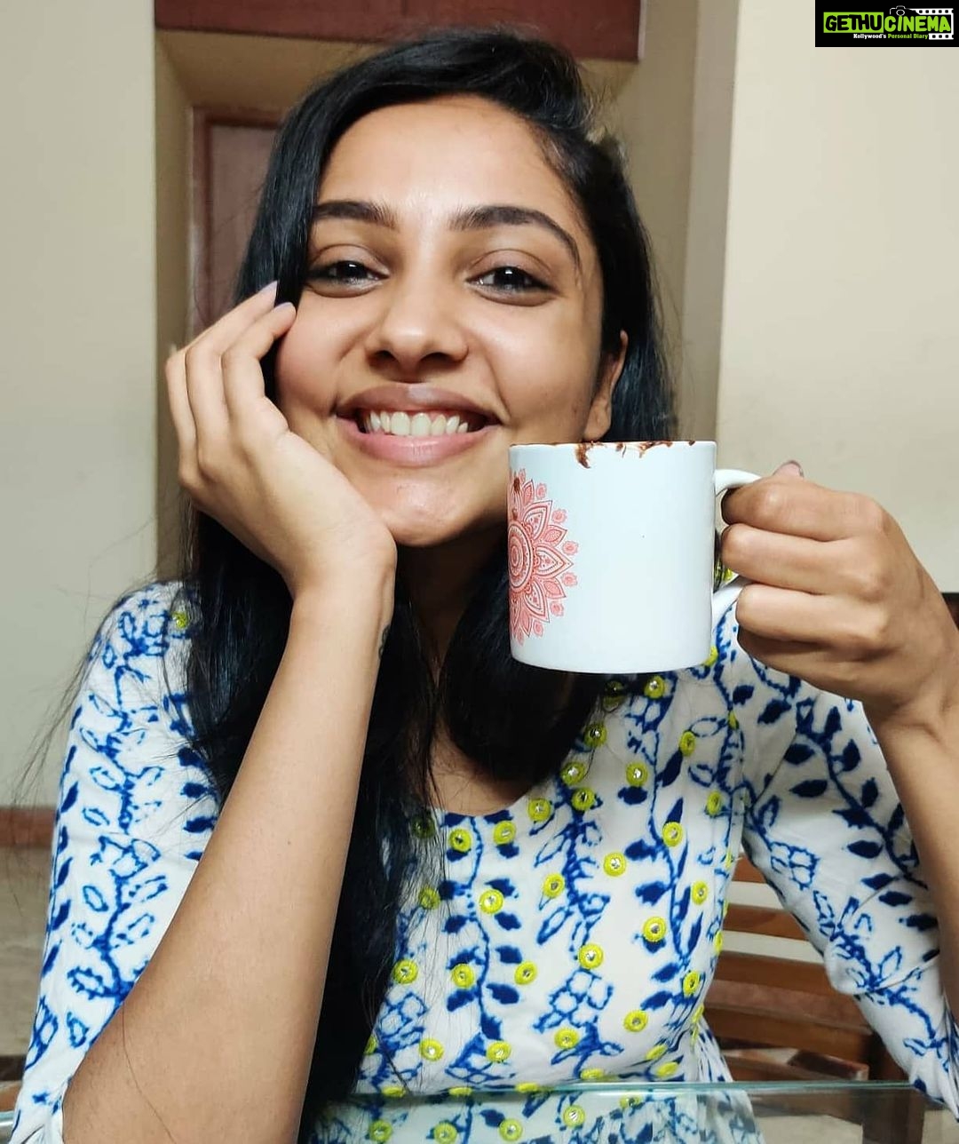 Smruthi Venkat Instagram - Sunday night and I was super bored. Wanted to eat a cake so thought I will make it myself. Tried making a mug cake and it actually came out pretty well 😋 Swipe right to see timelapse 😋 Good night ✨ Thanks @sowmyavenkat88 for taking video and pics 😋😋