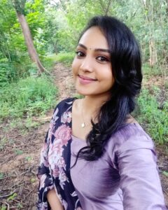 Smruthi Venkat Instagram - #happyevening #happyfriday ✨