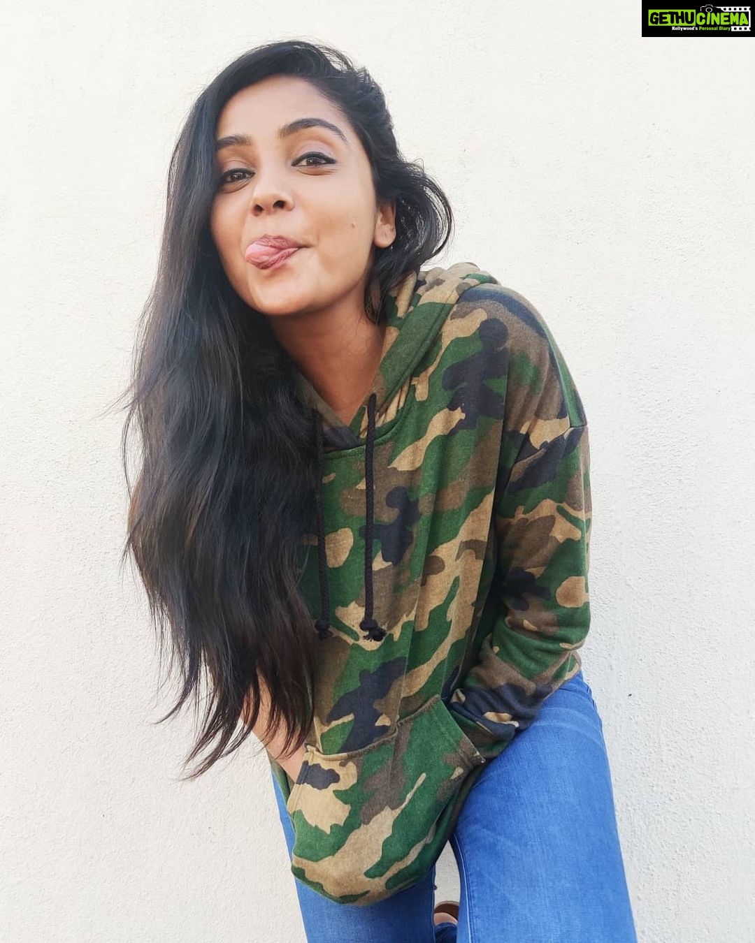 Smruthi Venkat Instagram - #happywednesday #goodnight ✨