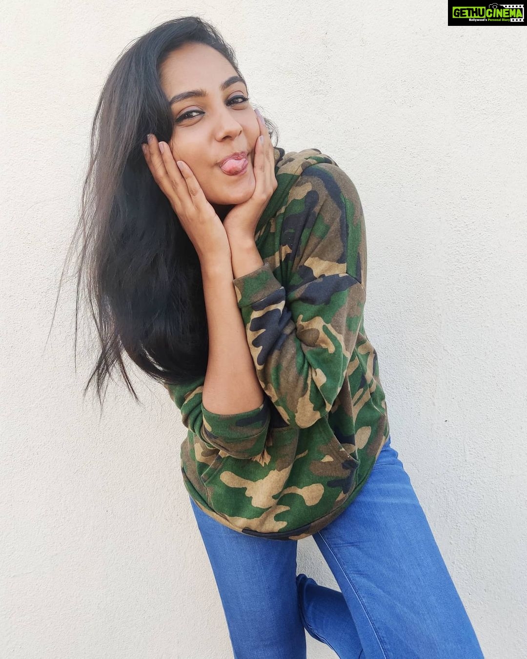 Smruthi Venkat Instagram - #happywednesday #goodnight ✨