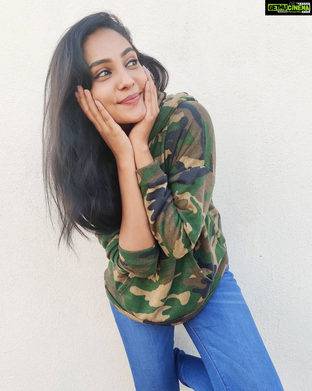 Smruthi Venkat Instagram - #happywednesday #goodnight ✨