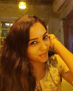 Smruthi Venkat Instagram - #yellowlight #saturdaynight #saturdaydinner 
Good night ✨
