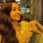 Smruthi Venkat Instagram - #yellowlight #saturdaynight #saturdaydinner Good night ✨