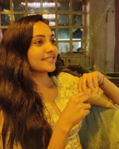 Smruthi Venkat Instagram - #yellowlight #saturdaynight #saturdaydinner 
Good night ✨