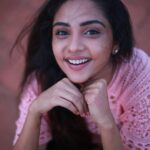 Smruthi Venkat Instagram - Nothing shakes the smiling heart ✨ Pc @martindon