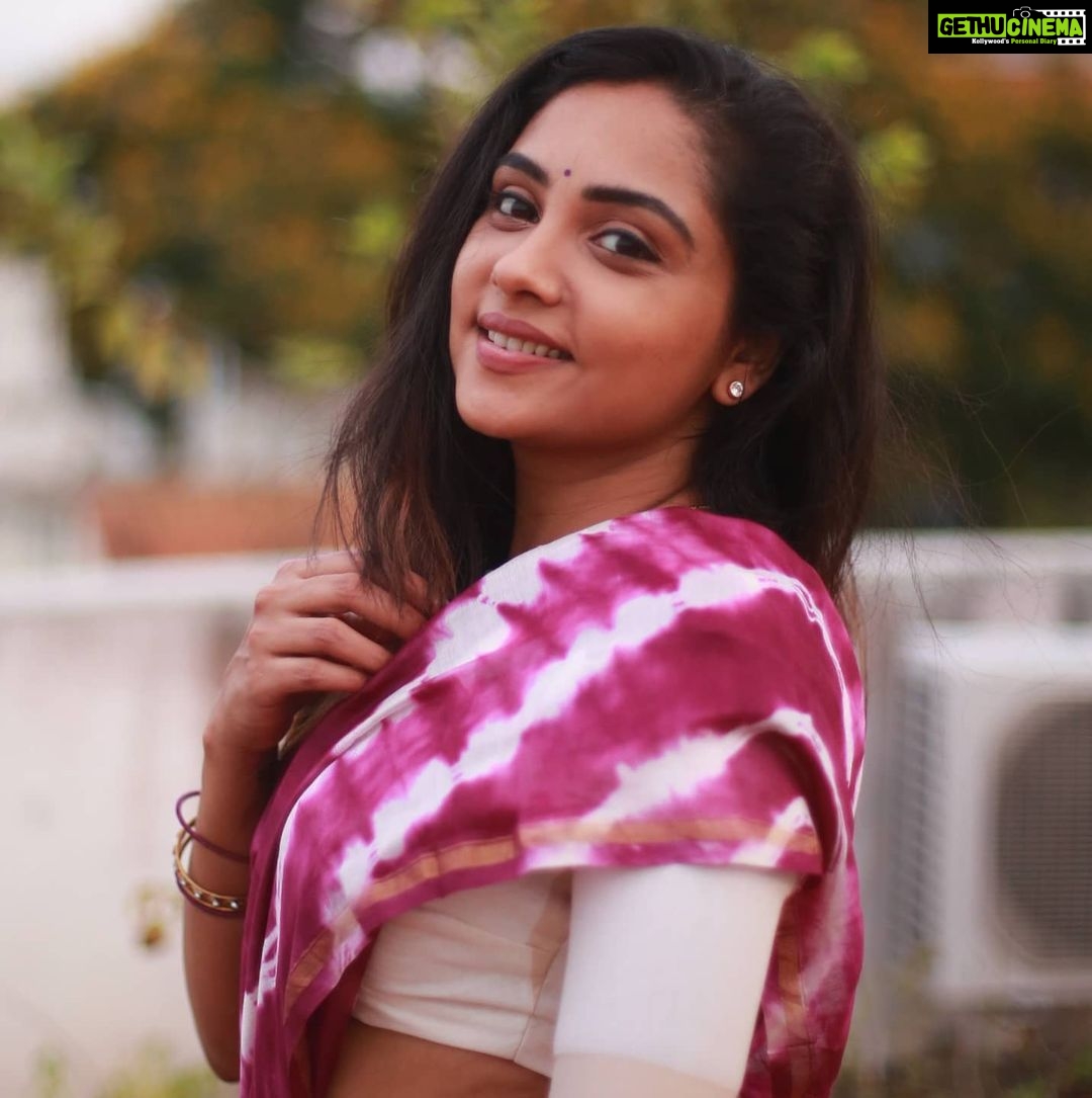 Smruthi Venkat Instagram - Terrace shoot ✨ #sareelove 💜 Pc @martindon
