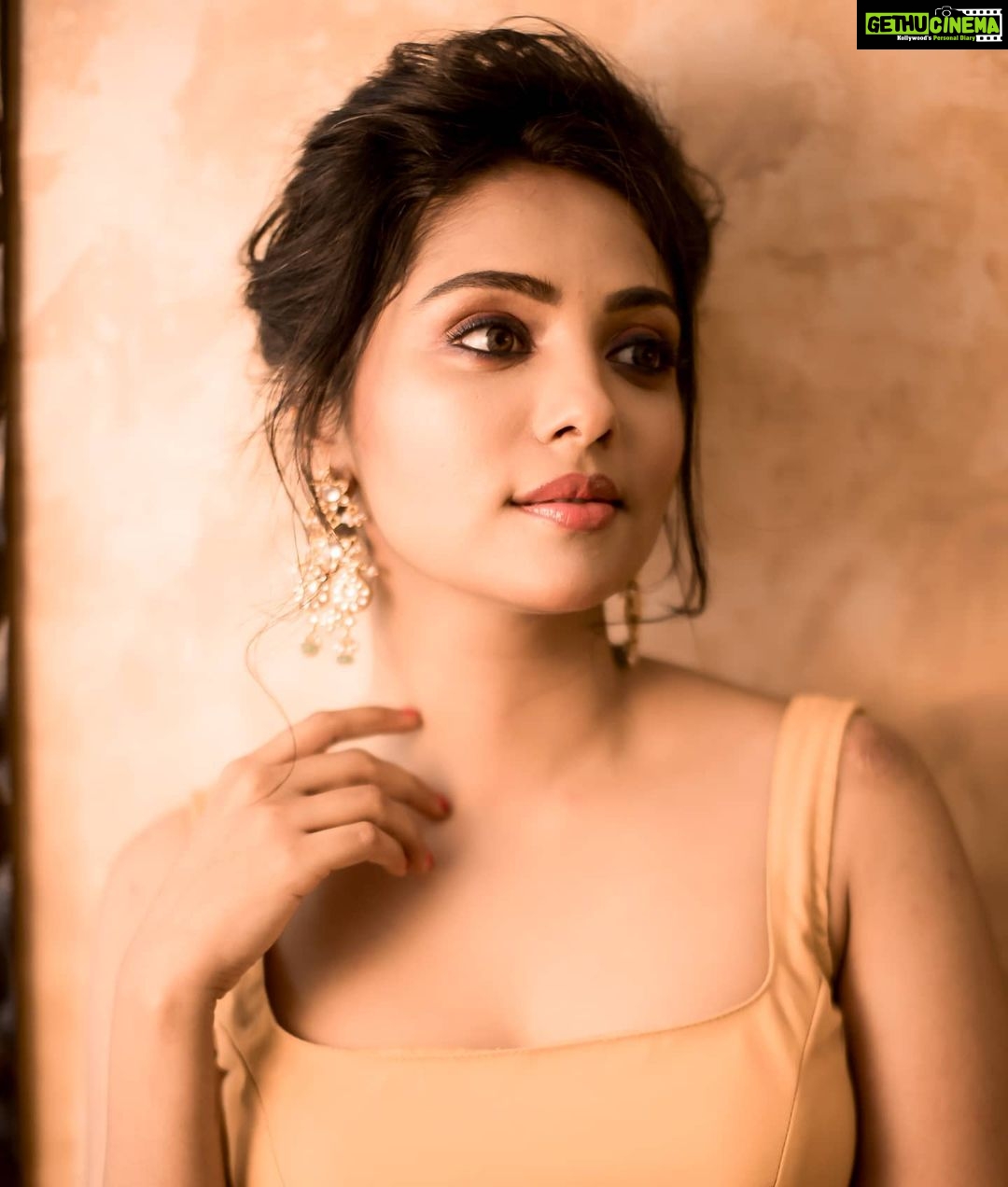 Smruthi Venkat Instagram - ✨ Pc @camerasenthil Wardrobe @yoshnasbyela Jewellery @bcos_its_silver H&m @reenapaiva