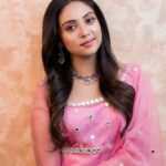 Smruthi Venkat Instagram - ✨ #pinkpinkpink Wardrobe @yoshnasbyela Jewellery @bcos_its_silver H&m @reenapaiva Pc @camerasenthil ❤️