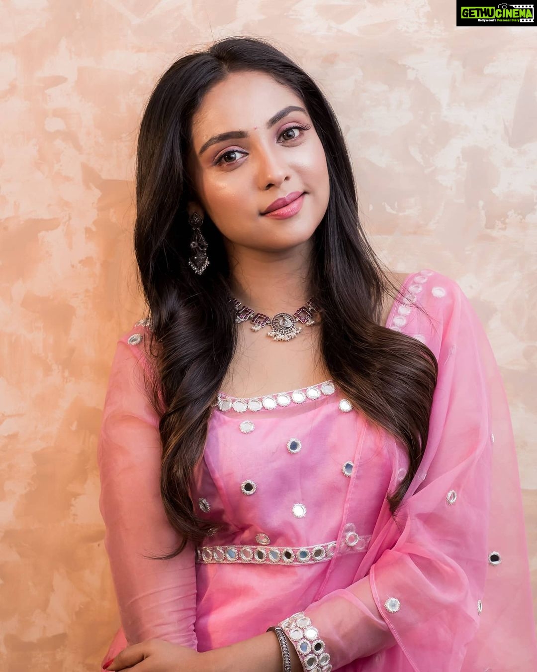 Smruthi Venkat Instagram - ✨ #pinkpinkpink Wardrobe @yoshnasbyela Jewellery @bcos_its_silver H&m @reenapaiva Pc @camerasenthil ❤️