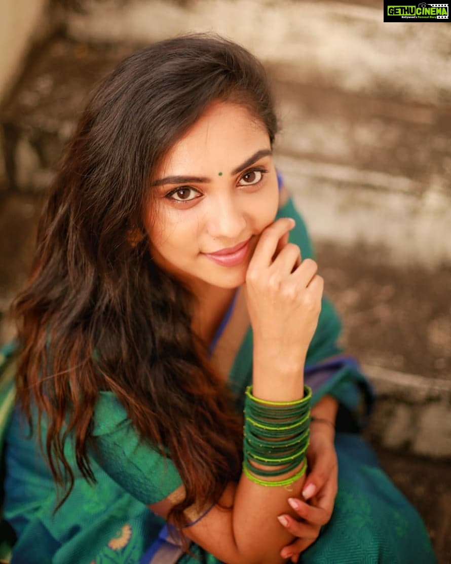 Smruthi Venkat Instagram - Just a casual terrace shoot ✨ #sareelove #sareeday #saree #sareelover #casualsaree #simplestyle #simplesaree Pc @martindon