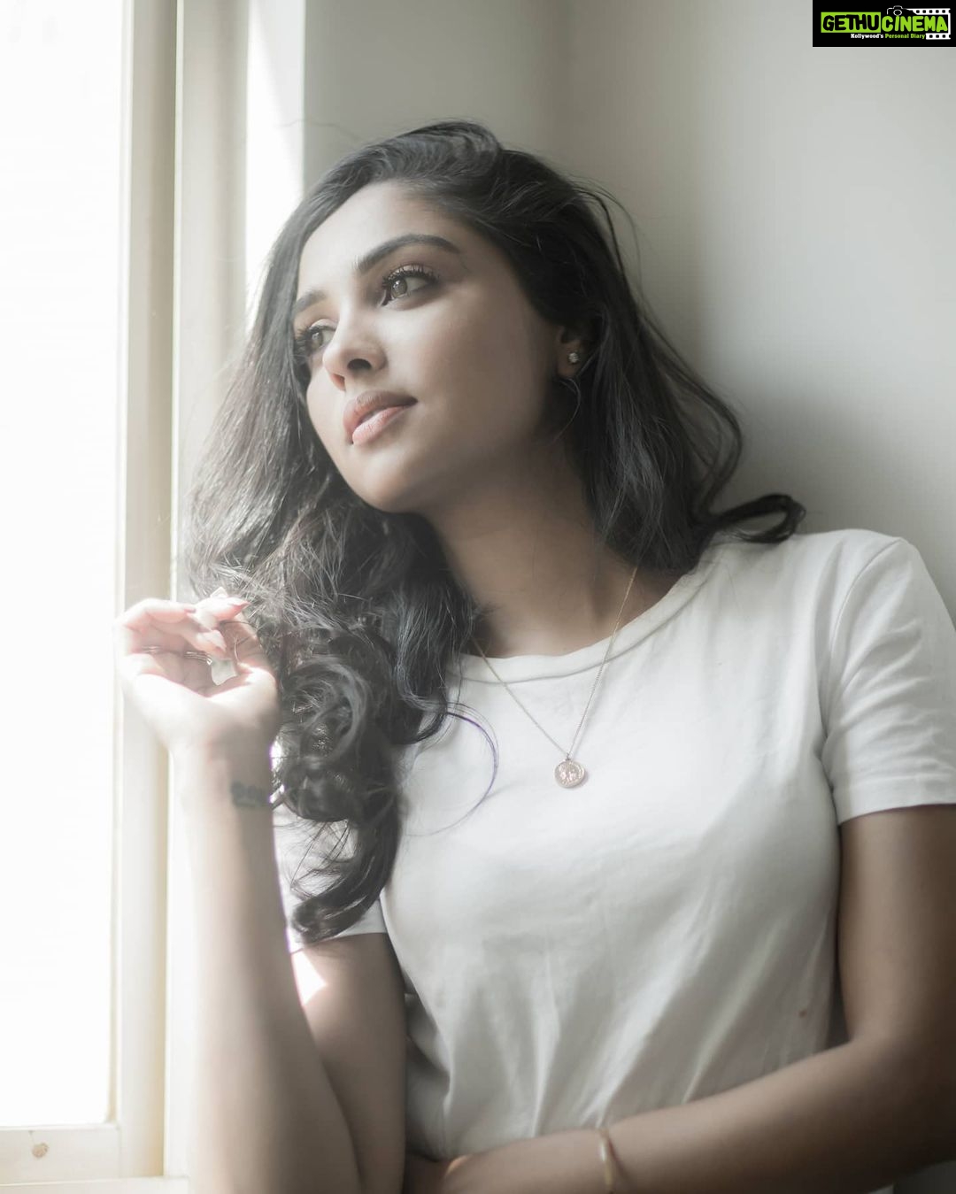 Smruthi Venkat Instagram - Dream with your eyes open ✨ Pc @camerasenthil H&m @makeupandhairbyrehana