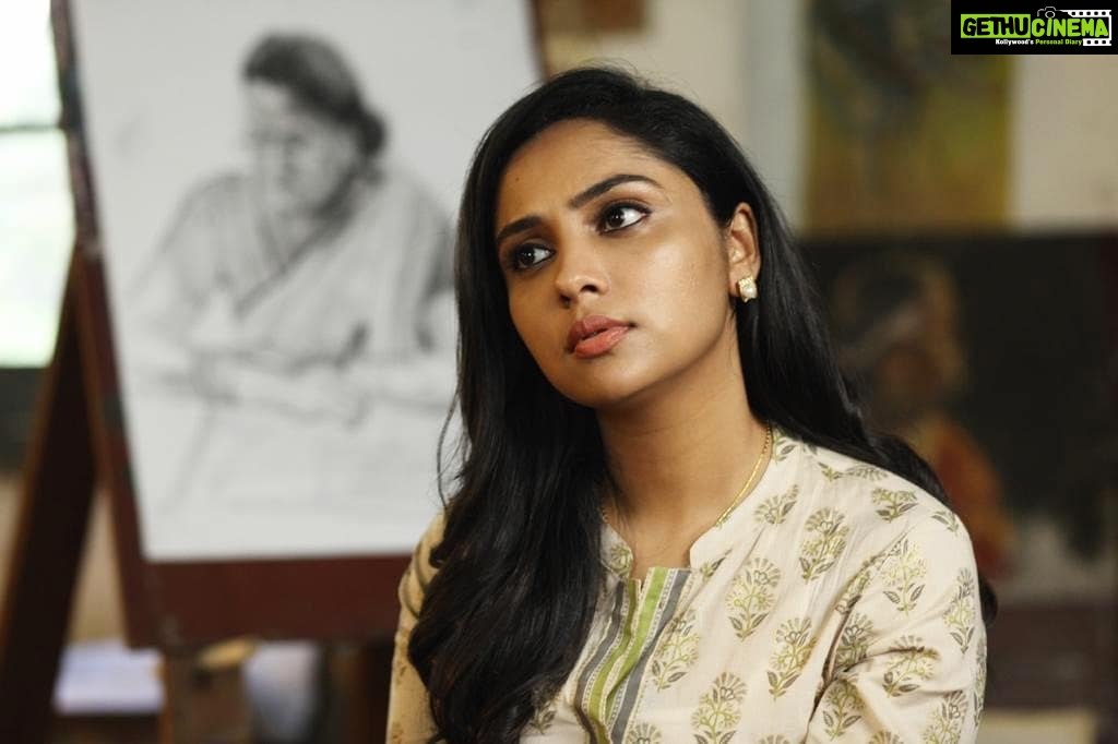 Smruthi Venkat Instagram - #lostinthought A still from my upcoming movie vanam. Hope things get back to normal soon and we can enjoy going back to theatres again! Majorly Missing the movies #vanam ❤️ @srikantananand @vetri_sudley @goldenstar_productions