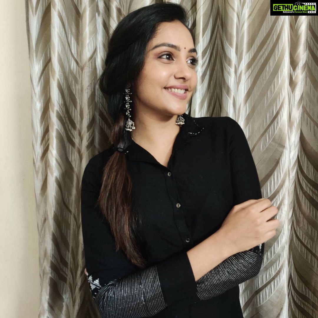 Smruthi Venkat Instagram - From yesterday 's online make up tutorial with @lakshmakeover_ Thanks a lot for the makeup lessons 😘 And thanks everyone for watching my live session and supporting me ❤️