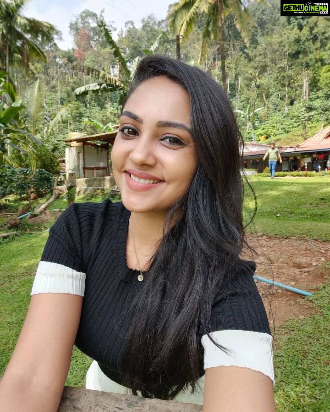 Smruthi Venkat Instagram - Nature makes me happy #throwback #beforequarantine #takemeback #greenery 💚