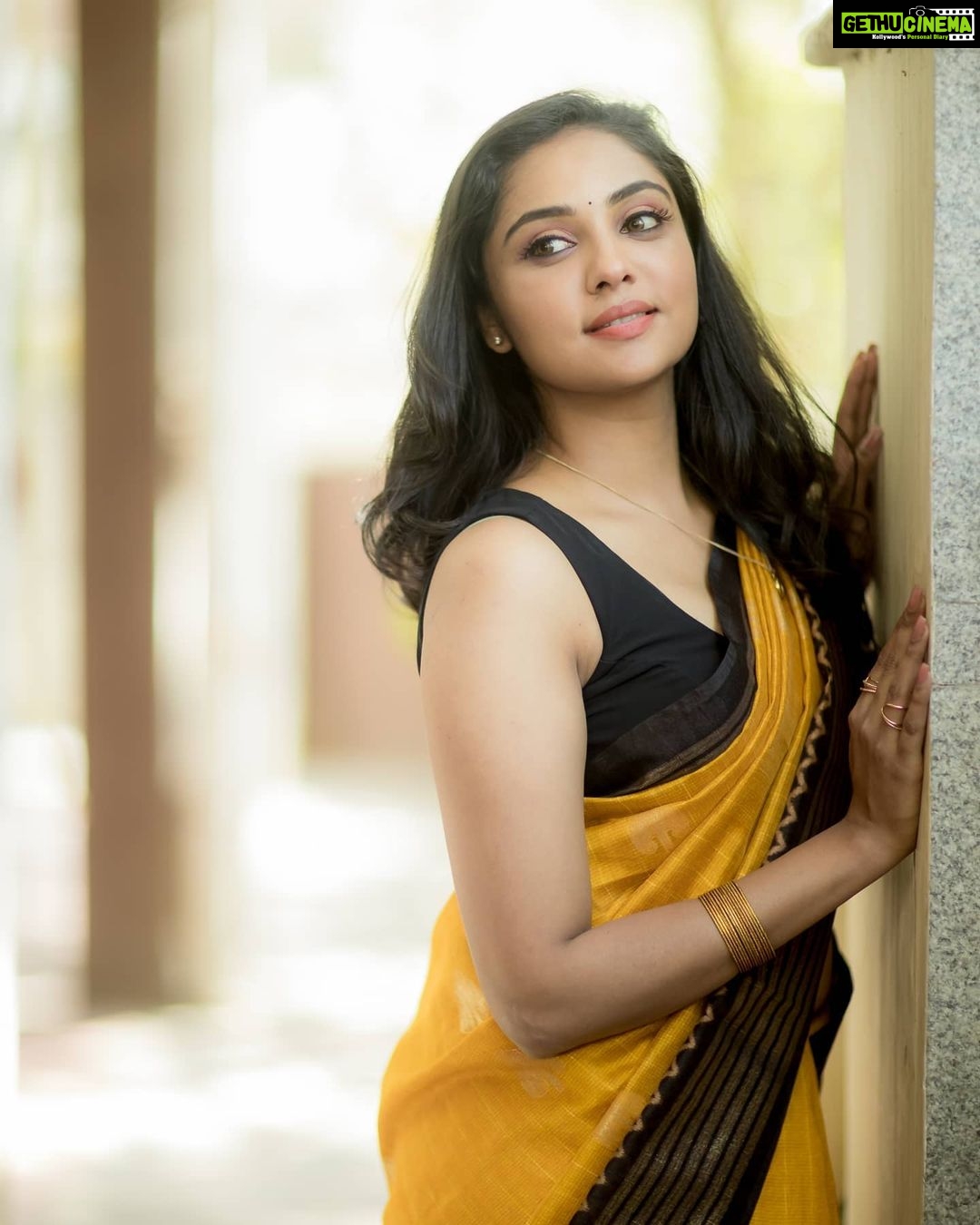 Smruthi Venkat Instagram - Throw back to my recent fav shoot Pc @camerasenthil 💛 H&m @makeupandhairbyrehana ❤️ #tb #sareelove #saree #traditional #blackandyellow #simplesaree #simpleisbest #sareeswag #sareegram