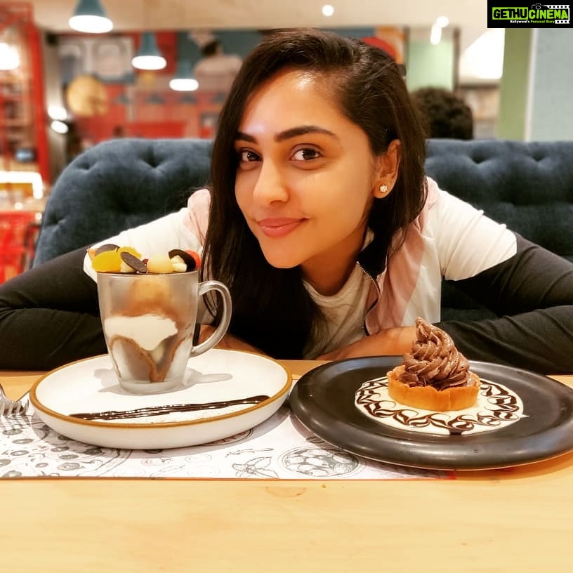 Smruthi Venkat Instagram - Miss going out for desserts!! What do you miss the most? Once a foodie always a foodie!! #majormissing #sweettooth #dessert #foodie #beforequarantine