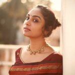 Smruthi Venkat Instagram - saree can never do you wrong ✨ #sareelove #sareelovers #terrace #beforequarantine Pc @martindon