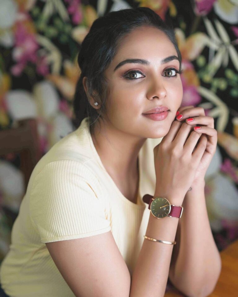 Smruthi Venkat Instagram - Throw back to this photo taken a month back! Miss flaunting my favourite @danielwellington watch and bracelet❤️ p.s .you can buy this and get additional 15%off using my code 