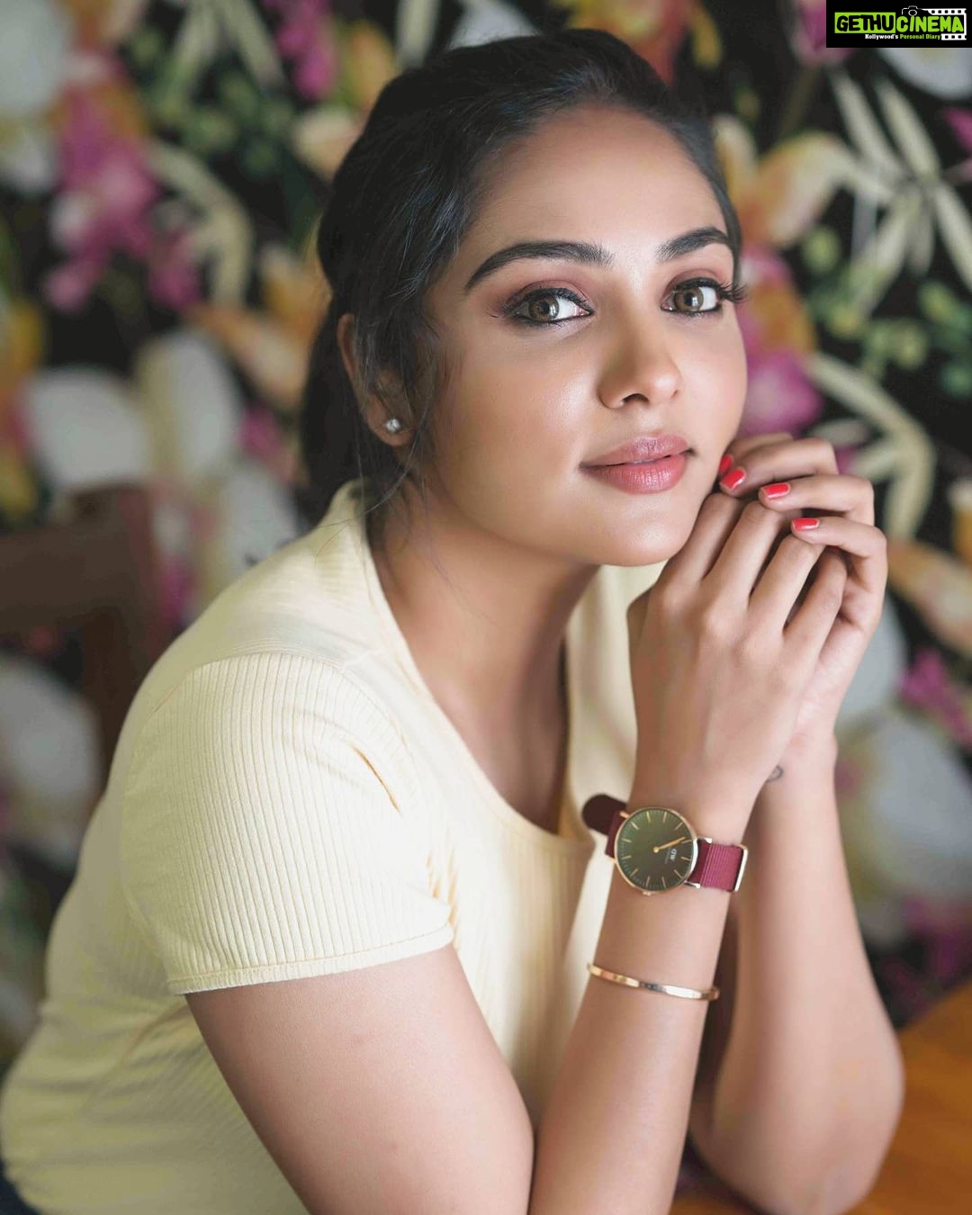 Smruthi Venkat Instagram - Throw back to this photo taken a month back! Miss flaunting my favourite @danielwellington watch and bracelet❤️ p.s .you can buy this and get additional 15%off using my code "DWXSMRUTHI" on their website. #dwcompletethelook Pc @rahulravindran H&m @makeupandhairbyrehana