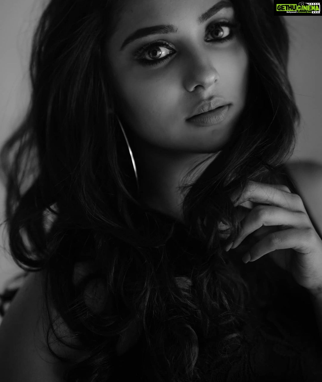 Smruthi Venkat Instagram - #bw Pc @anitakamaraj @rahulravindran h&m @reenapaiva