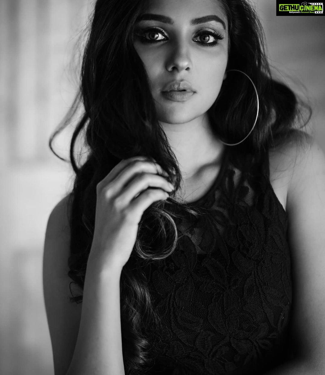 Smruthi Venkat Instagram - #bw Pc @anitakamaraj @rahulravindran H&m @reenapaiva